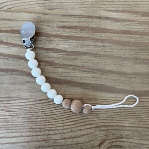 Ali+Oli Pacifier Clip (White Wood)